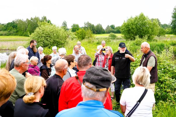 Roland Tischbier eröffnet die Führung durch das stiftungseigene Feuchtgebiet «Schimmels Teiche» mit mehr als 60 interessierten Besucherinnen und Besuchern. © M. Pfeifer
