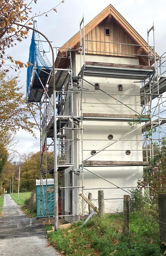 Suitable refuge space for structure-dwelling wildlife, birds,