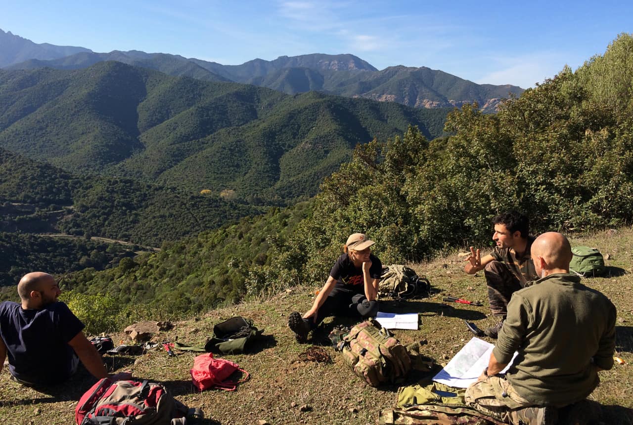 Sardinien-Einsatzbesprechung-in-Berglandschaft